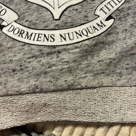 New heather gray Harry Potter short sleeve sweatshirt hogwart sign on front - Picture 2 of 11